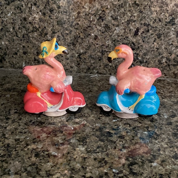 Ceramic salt and pepper shakers FLAMINGOS ON SCOOTERS - Picture 1 of 6